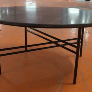 Table basse ronde, plateau en pierre, piétement en acier laqué noir. 35 x 80 cm. Localisation : 5 avenue Kleber - 75116 Paris