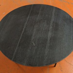Table basse ronde, plateau en pierre, piétement en acier laqué noir. 35 x 80 cm. Localisation : 5 avenue Kleber - 75116 Paris – Image 3