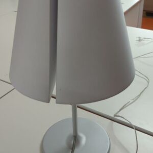 Lampe de table design Adrien Gardère modèle Melampo édition Artemide, abat jour orientable en tissu blanc, structure en aluminium. 59 x 45 cm. 4 unités. Vendu à l'unité avec faculté de réunion. Localisation : 5 avenue Kleber - 75116 Paris