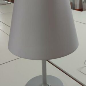 Lampe de table design Adrien Gardère modèle Melampo édition Artemide, abat jour orientable en tissu blanc, structure en aluminium. 59 x 45 cm. 4 unités. Vendu à l'unité avec faculté de réunion. Localisation : 5 avenue Kleber - 75116 Paris – Image 2
