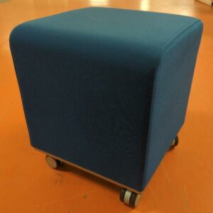 Pouf sur roulettes de marque Allermuir recouvert de tissu bleu. 47 x 41 cm. 65 unités. Vendu à l'unité avec faculté de réunion. Localisation : 5 avenue Kleber - 75116 Paris