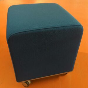 Pouf sur roulettes de marque Allermuir recouvert de tissu bleu. 47 x 41 cm. 65 unités. Vendu à l'unité avec faculté de réunion. Localisation : 5 avenue Kleber - 75116 Paris – Image 2