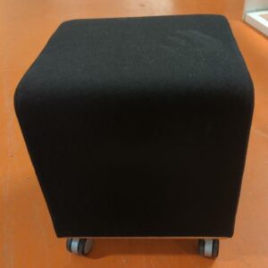 Pouf sur roulettes de marque Allermuir recouvert de tissu noir. 47 x 41 cm. 14 unités. Vendu à l'unité avec faculté de réunion. Localisation : 5 avenue Kleber - 75116 Paris – Image 2