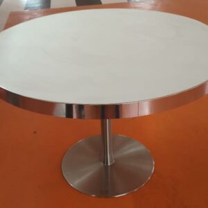 Table ronde plateau en bois stratifié et verre fumé blanc cerclé d'inox reposant sur un piètement en acier chromé. 74 x 111 cm. 8 unités. Vendu à l'unité avec faculté de réunion. Localisation : 5 avenue Kleber - 75116 Paris