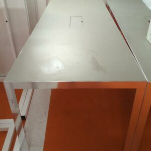 Table de réunion rectangulaire de marque Unifor, plateau en bois et verre fumé avec trappe technique. 74 x 241 x 91 cm. 4 unités. Vendu à l'unité avec faculté de réunion. Localisation : 5 avenue Kleber - 75116 Paris