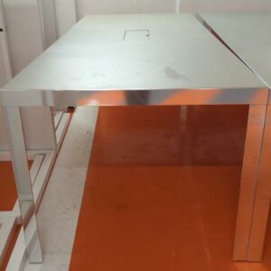 Table de réunion rectangulaire de marque Unifor, plateau en bois et verre fumé avec trappe technique. 74 x 241 x 91 cm. 4 unités. Vendu à l'unité avec faculté de réunion. Localisation : 5 avenue Kleber - 75116 Paris – Image 2