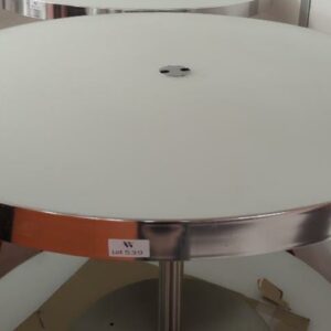 Table ronde avec trappe technique centrale, plateau en bois stratifié et verre fumé blanc cerclé d'inox reposant sur un piètement en acier chromé. 74 x 111 cm. 7 unités. Vendu à l'unité avec faculté de réunion. Localisation : 5 avenue Kleber - 75116 Paris