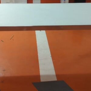 Bureau rectangulaire de marque Unifor, plateau en bois stratifié et verre fumé blanc avec trappe passe câble latérale, piètement en acier chromé. 75 x 211 x 92 cm. 4 unités. Vendu à l'unité avec faculté de réunion. Localisation : 5 avenue Kleber - 75116 Paris