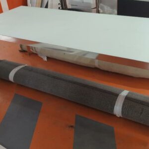 Bureau ou table rectangulaire, plateau en bois stratifié et verre fumé blanc, piètement en acier chromé. 75 x 211 x 92 cm. Localisation : 5 avenue Kleber - 75116 Paris – Image 2