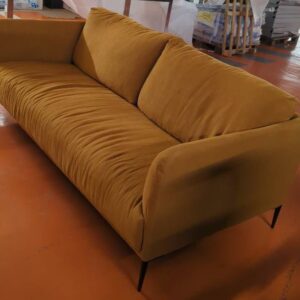 Canapé 4-5 places recouvert de tissu ocre,  dossiers amovibles et déhoussables, piétement en acier laqué noir. 82 x 200 x 60 cm. Localisation : 5 avenue Kleber - 75116 Paris – Image 2