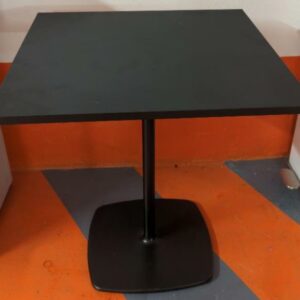 Table de marque Pedrali, plateau carré en bois stratifié noir reposant sur  piètement colonne en fonte d'acier noir. 76 x 70 cm. 3 unités. Vendu à l'unité avec faculté de réunion. Localisation : 5 avenue Kleber - 75116 Paris