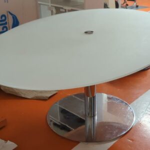 Table de réunion ovale, plateau en bois stratifié et verre fumé blanc avec trappe centrale reposant sur un pied colonne en acier chromé. 180 x 120 cm. 2 unités. Vendu à l'unité avec faculté de réunion. Localisation : 5 avenue Kleber - 75116 Paris