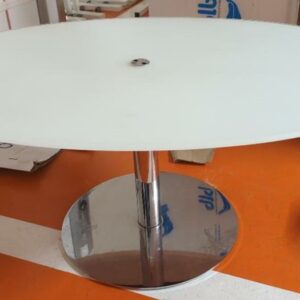 Table de réunion ovale, plateau en bois stratifié et verre fumé blanc avec trappe centrale reposant sur un pied colonne en acier chromé. 180 x 120 cm. 2 unités. Vendu à l'unité avec faculté de réunion. Localisation : 5 avenue Kleber - 75116 Paris – Image 2