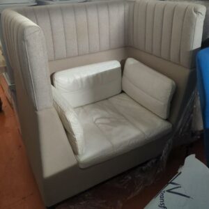 Fauteuil acoustique en tissu beige et cuir blanc. 120 x 103 x 111 cm. 2 unités. Vendu à l'unité avec faculté de réunion. Localisation : 5 avenue Kleber - 75116 Paris
