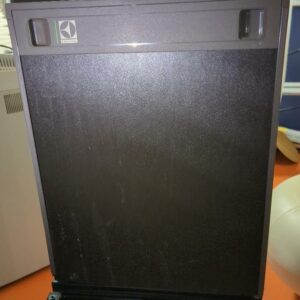 Mini bar de marque Electrolux modèle RA208H de couleur noire. Capacité 41 litres. 54 x 42 x 41 cm. Localisation : 5 avenue Kleber - 75116 Paris