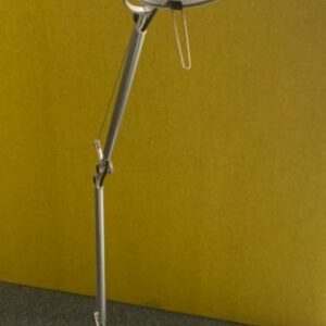 Lampe de table design De Lucchi & Fassina modèle Tolomeo mini, édition Artémide en aluminium. 10 unités. Vendu à l'unité avec faculté de réunion. Localisation : 10 rue Petit - 75019 Paris (1er, -1 B06)