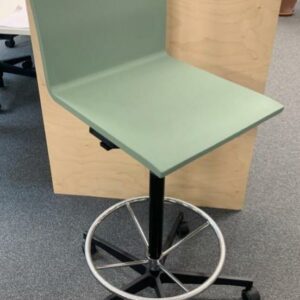 Chaise haute pivotante ajustable en hauteur, design Maarten Van Severen, modèle .04, édition Vitra, structure en polyuréthane vert céladon. 9 unités. Vendu à l'unité avec faculté de réunion. 110 x 40 x 45 x cm.  Localisation : 10 rue Petit - 75019 Paris (rdc, 1er, 2eme, -1 B06)