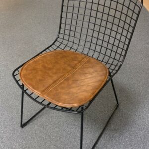 Chaise dans le goût de Bertoia, structure grillagée en acier noir, assise en simili cuir marron.80 x 45 x 55 cm. 3 unités. Vendu à l'unité avec faculté de réunion. Localisation : 10 rue Petit - 75019 Paris (Rdc)