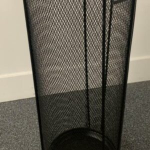 Porte-parapluie en maille métallique noire de marque Mind Reader. 20x 20 x 53 cm. 4 unités, Vendu à l'unité avec faculté de réunion. Localisation : 10 rue Petit - 75019 Paris (Rdc, 1er, 2e, 3e)