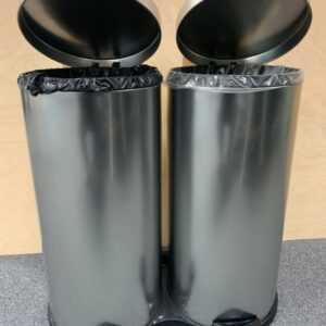 Paire de poubelles à pédale solidarisées sur base. 3 unités. Vendu à l'unité avec faculté de réunion. Localisation : 10 rue Petit - 75019 Paris. (Rdc, 2eme, 3eme)