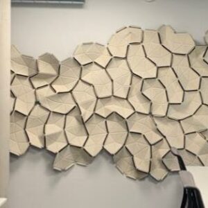 Ensemble de panneaux acoustiques modulables design Ronan & Erwan Bouroullec modèle Clouds édition Ligne Roset en tissu Divina blanc, reliés par rubans élastiques. Env. 550 x 150 cm. Localisation : 10 rue Petit - 75019 Paris.
(Rdc)