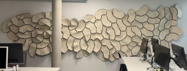 Ensemble de panneaux acoustiques modulables design Ronan & Erwan Bouroullec modèle Clouds édition Ligne Roset en tissu Divina blanc, reliés par rubans élastiques. Env. 550 x 150 cm. Localisation : 10 rue Petit - 75019 Paris.
(Rdc)
