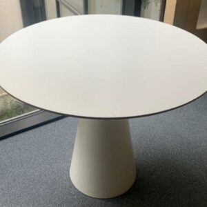 Table ronde design Piergiorgio Cazzaniga modèle Reverse édition Andreu World, plateau en bois laqué blanc, et piétement en polyéthylène. Dimensions : 75 x 90 cm. 3 unités. Vendu à l'unité avec faculté de réunion. Localisation : 10 rue Petit - 75019 Paris (1er, 2eme)