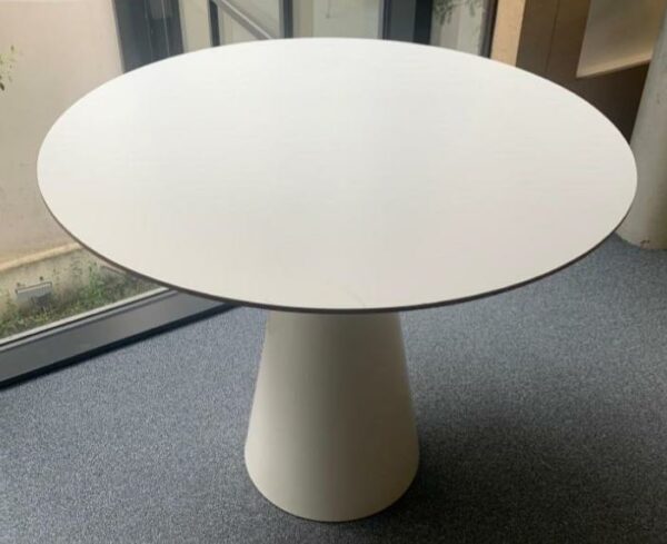 Table ronde design Piergiorgio Cazzaniga modèle Reverse édition Andreu World, plateau en bois laqué blanc, et piétement en polyéthylène. Dimensions : 75 x 90 cm. 3 unités. Vendu à l'unité avec faculté de réunion. Localisation : 10 rue Petit - 75019 Paris (1er, 2eme)