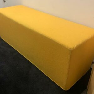 Banquette de marque Buzzi Space modèle BuzziCube Trio recouverte de tissu jaune. 46 x 138 x 47 cm. Localisation : 10 rue Petit - 75019 Paris (1er)