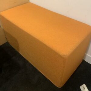 Banquette de marque Buzzi Space modèle BuzziCube recouverte de tissu orange. 46 x 92 x 47 cm. Localisation : 10 rue Petit - 75019 Paris (1er)