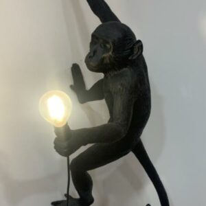 Suspension lumineuse en résine noire design Marcantonio modèle Monkey édition Seletti. 20,5 x 37 x 77 cm. Localisation : 10 rue Petit - 75019 Paris (1er)