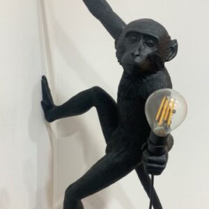 Suspension lumineuse en résine noire design Marcantonio modèle Monkey édition Seletti. 20,5 x 37 x 77 cm. Localisation : 10 rue Petit - 75019 Paris (1er) – Image 2