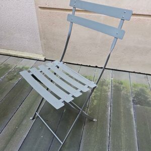 Ensemble de 2 tables et de 6 chaises de marque Fermob en métal dont une table et 3 chaises de couleur rouge, et une table et 3 chaises de couleur gris taupe. Localisation : 6 rue Duret - 75116 Paris – Image 2