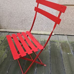 Ensemble de 2 tables et de 6 chaises de marque Fermob en métal dont une table et 3 chaises de couleur rouge, et une table et 3 chaises de couleur gris taupe. Localisation : 6 rue Duret - 75116 Paris – Image 3