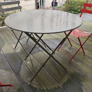 Ensemble de 2 tables et de 6 chaises de marque Fermob en métal dont une table et 3 chaises de couleur rouge, et une table et 3 chaises de couleur gris taupe. Localisation : 6 rue Duret - 75116 Paris – Image 4