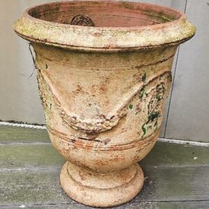 Ensemble de 2 pots en terre cuite. Hauteur 70 cm, diamètre 40 cm. Localisation : 6 rue Duret - 75116 Paris