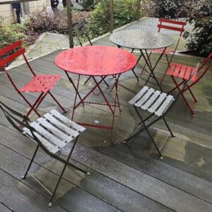 Ensemble de 2 tables et de 6 chaises de marque Fermob en métal dont une table et 3 chaises de couleur rouge, et une table et 3 chaises de couleur gris taupe. Localisation : 6 rue Duret - 75116 Paris