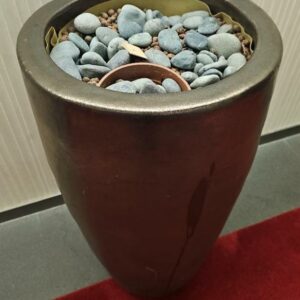 Pot de de fleur en céramique recouvert d'un vernis couleur béton ciré. 1 mètre de haut 40 cm de diamètre. Localisation : 6 rue Duret - 75116 Paris – Image 2