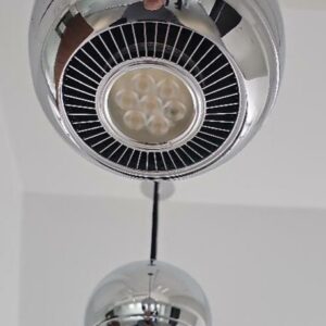 Suspension lumineuse en métal chromé en forme de boule. 5 unités. Vendu à l'unité avec faculté de réunion. Localisation : 6 rue Duret - 75116 Paris – Image 2