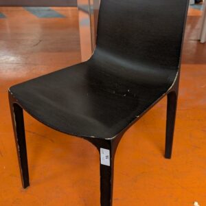 Chaise design Odo Fioravanti modèle Frida édition Pedrali en bois couleur wenge. (usures). 80 x 45 x 53 cm. 35 unités. Vendu à l'unité avec faculté de réunion. Localisation : 5 avenue Kleber - 75116 Paris