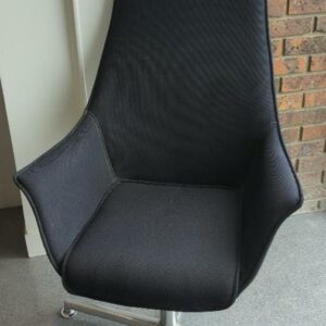 Fauteuil pivotant ajustable en hauteur de marque Kastel modèle Kontea recouvert de tissu noir avec liserés blanc, piétement en étoile à 4 branches sur patins en aluminium.
125 x 70 x 52 cm. 2 unités. Vendu à l'unité avec faculté de réunion. (RDC bat A)