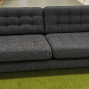 Canapé en tissu chiné gris capitonné, coussins amovibles et déhoussables, pieds en acier chromé. 80 x 205 x 90 cm. 2 unités. Vendu à l'unité avec faculté de réunion. (RDC bat A : 2)