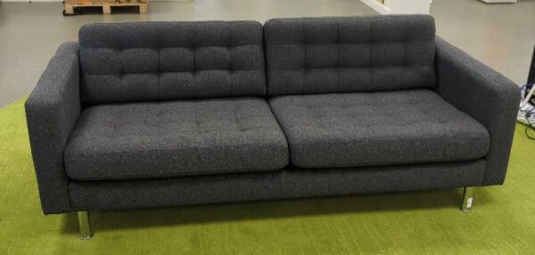Canapé en tissu chiné gris capitonné, coussins amovibles et déhoussables, pieds en acier chromé. 80 x 205 x 90 cm. 2 unités. Vendu à l'unité avec faculté de réunion. (RDC bat A : 2)