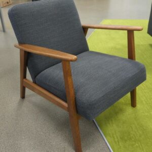 Fauteuil de style scandinave recouvert de tissu chiné gris, armature en bois. 72 x 60 x 82 cm. 2 unités. Vendu à l'unité avec faculté de réunion. (1er bat A : 1 / RDC bat A : 1)