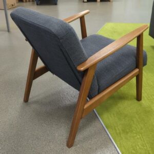 Fauteuil de style scandinave recouvert de tissu chiné gris, armature en bois. 72 x 60 x 82 cm. 2 unités. Vendu à l'unité avec faculté de réunion. (1er bat A : 1 / RDC bat A : 1) – Image 2