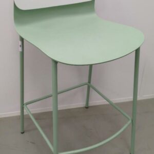 Paire de chaises hautes design Iratzoki & Lizaso modèle Klik édition Sokoa, coque en plastique vert avec dossier blanc, structure en acier laqué vert. 91 x 42 x 50 cm. (SS bat A)