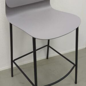 Paire de chaises hautes design Iratzoki & Lizaso modèle Klik édition Sokoa, coque en plastique gris, structure en acier laqué noir. 91 x 42 x 50 cm. (SS bat A)