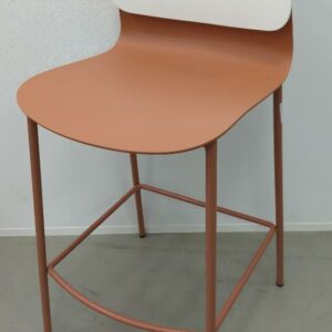 Chaise haute design Iratzoki & Lizaso modèle Klik édition Sokoa, coque en plastique saumon avec dossier blanc, structure en acier laqué saumon. 91 x 42 x 50 cm. (SS bat A)