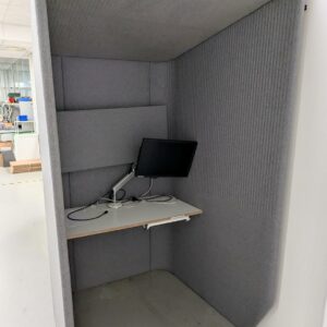 Cabine acoustique de marque Buzzi Space recouverte de feutrine grise, tablette en bois avec prise électrique. 218 x 125 x 120 cm. (SS bat A)