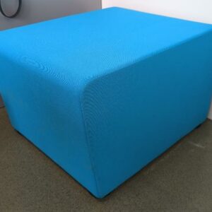 Pouf de marque Sokoa recouvert de tissu bleu sur 4 patins en plastique noir. 42 x 55 x 66 cm. 2 unités. Vendu à l'unité avec faculté de réunion. (1er bat A, RDC bat A (bureau SG)